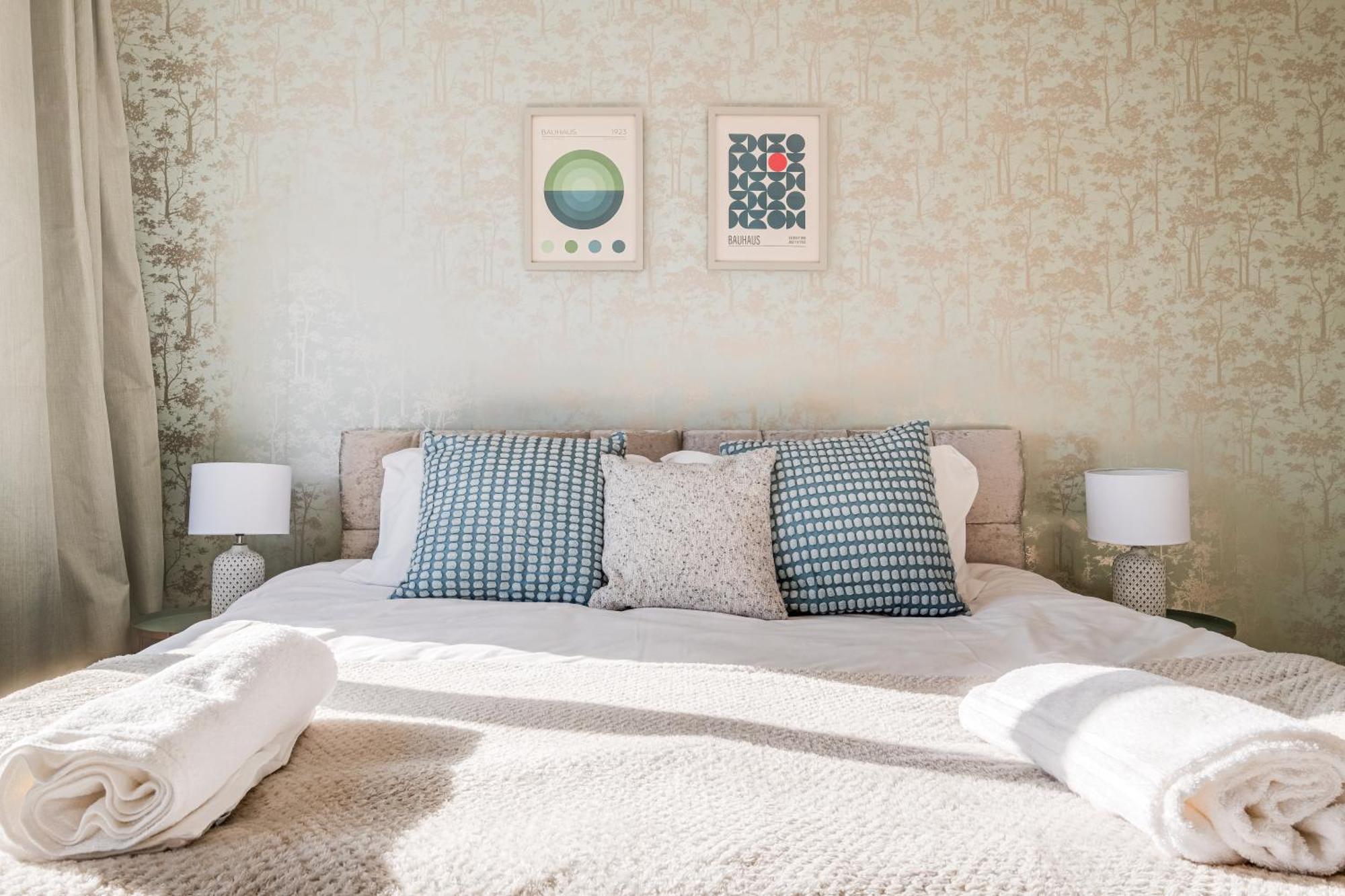 Comfy And Freshly Redecorated Home By Our Home Short Stays Close To Town Centre With Free Parking Bedford Zewnętrze zdjęcie